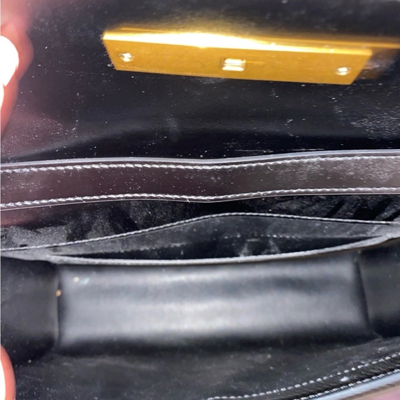 Chic Black Leather Shoulder  Bag with Gold Accents - Picture 4 of 12